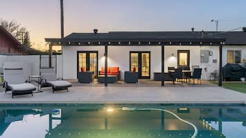 Una piscina al aire libre, una piscina climatizada