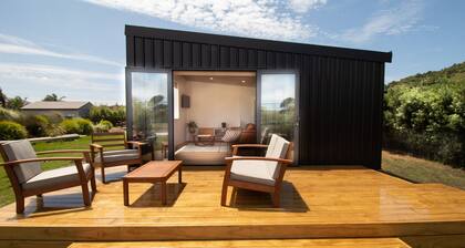 Salt Guesthouse-relax & unwind in this beautiful space. Rural feel, ocean close.