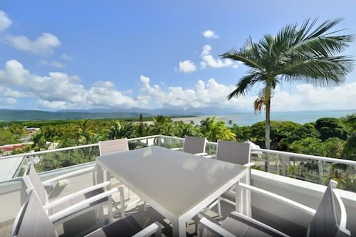 Centrally located ground floor of 2 storey Artist's modern studio house.