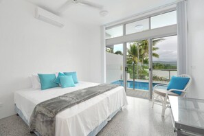 2 makuuhuonetta, työpöytä, silitysrauta/-lauta, vauvan matkasänky