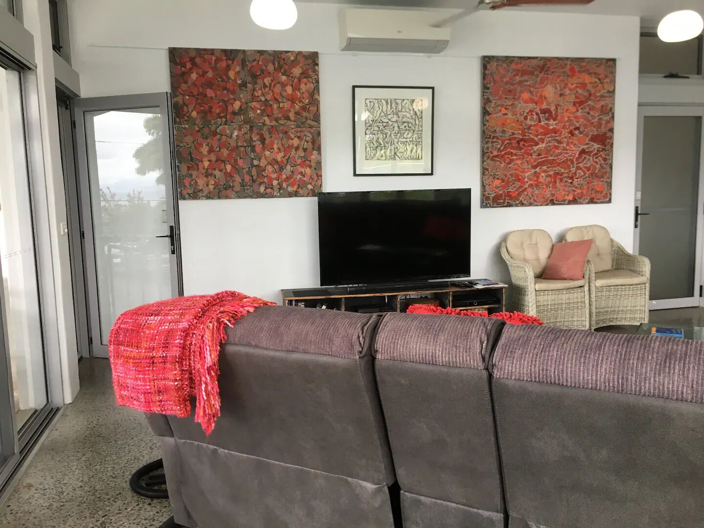 Centrally Located Ground Floor Of 2 Storey Artist's Modern Studio House. - Port Douglas