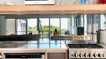 Frigorífico, microondas, horno y placa de cocina