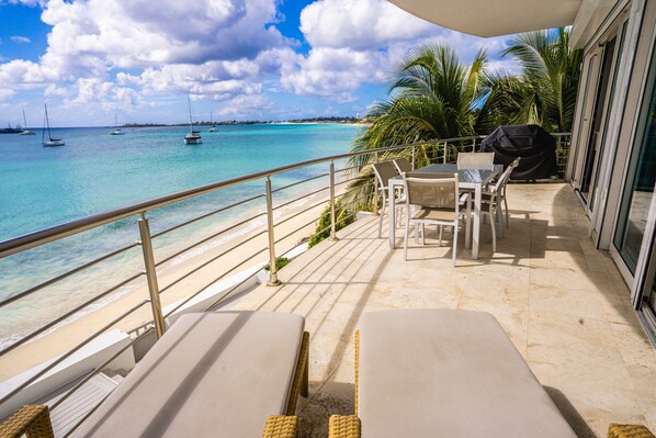 Outdoor dining - The Sunnydays Condo (Simpson Bay)