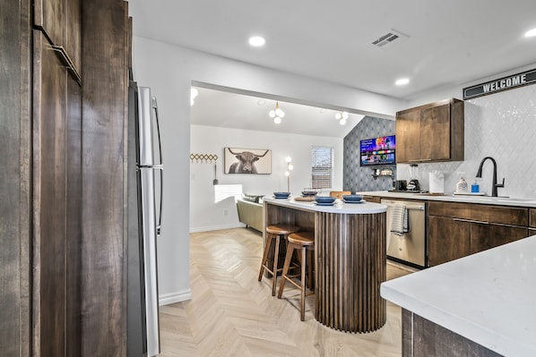 Kylskåp, mikrovågsugn, ugn och spishäll