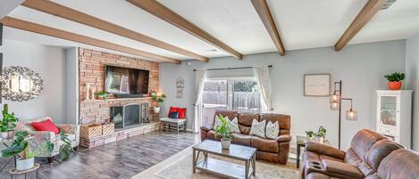 TV, fireplace