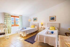 3 عدّة غرف نوم ومكواة/لوح كي وواي فاي مجانًا وملاءات أسرّة