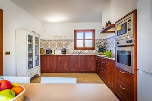 ثلاجة، ميكروويف، فرن، غسالة أطباق