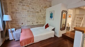 1 habitación, tabla de planchar con plancha, wifi gratis y ropa de cama 