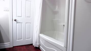 Een douche, een haardroger, handdoeken, zeep