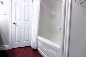Shower, hair dryer, towels, soap - Central London - Clean, Modern & Comfortable. Downtown w/ Free Parking & Wi-Fi (London)