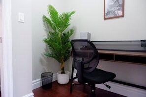 Interior - Central London - Clean, Modern & Comfortable. Downtown w/ Free Parking & Wi-Fi (London)