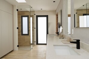 Douche, sèche-cheveux, bidet, serviettes fournies