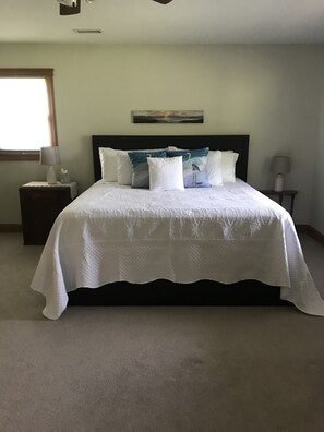 4 slaapkamers, een bureau, een strijkplank/strijkijzer, gratis wifi