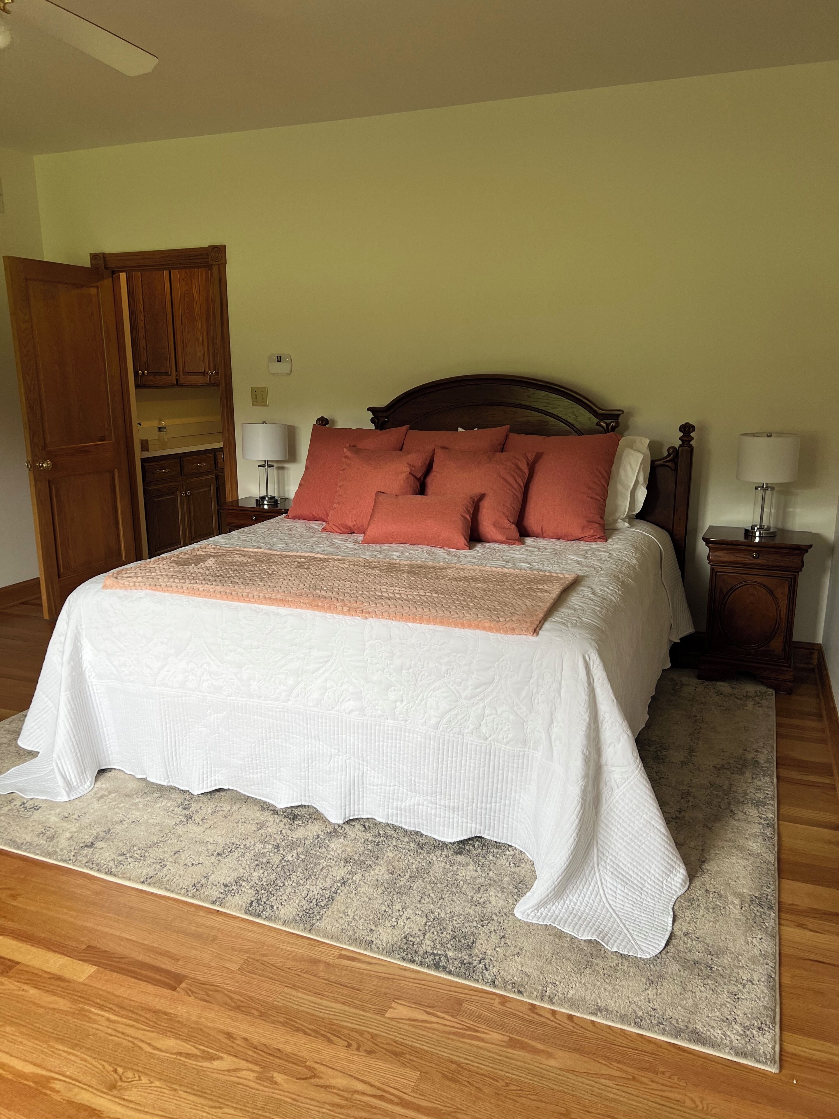 4 bedrooms, desk, iron/ironing board, free WiFi