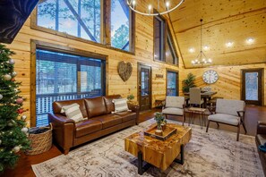 Smart TV, fireplace - 2 BR Cabin W/ Loft, Playset, Firepit, Hottub, Billards Table, Arcade (Broken Bow)