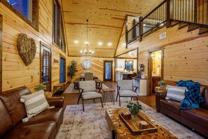 Smart TV, fireplace - 2 BR Cabin W/ Loft, Playset, Firepit, Hottub, Billards Table, Arcade (Broken Bow)