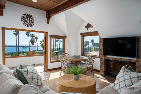 Smart TV, chimenea, biblioteca musical y oficina 