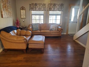 Una Smart TV, una mesa de tenis de mesa, libros