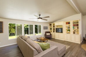 Älytelevisio, takka, pöytäjalkapallopöytä, pöytätennispöytä