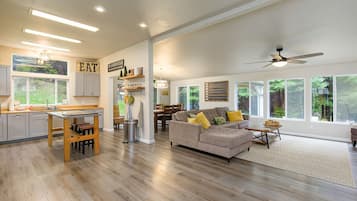 TV connectée, cheminée, baby-foot, table de tennis de table