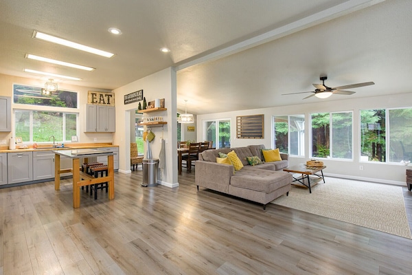 Smart TV, chimenea, futbolito y tenis de mesa