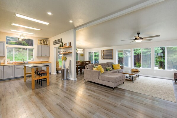 Älytelevisio, takka, pöytäjalkapallopöytä, pöytätennispöytä