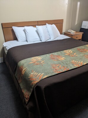 Deluxe Single Room | Bed sheets - Rainbow Motel (Hendersonville)