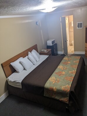 Deluxe Single Room | Bed sheets - Rainbow Motel (Hendersonville)