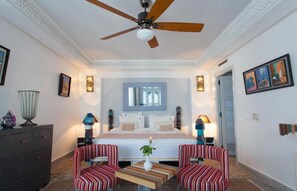 1 bedroom, in-room safe, desk, laptop workspace - Riad Le Perroquet Bleu (Marrakech)