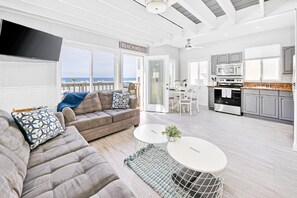 Smart TV - Stunning Ocean Views - Recently Renovated Home & Warm Sunsets (San Diego)