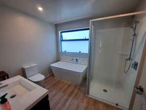 Shower, hair dryer, towels, toilet paper - Colour on Cairnmuir - Cool and Contemporary - 3 bedroom 2 bathroom Holidayhouse  (Wānaka)