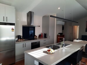 Private kitchen - Colour on Cairnmuir - Cool and Contemporary - 3 bedroom 2 bathroom Holidayhouse  (Wānaka)
