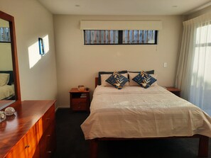 3 bedrooms, iron/ironing board, WiFi, bed sheets - Colour on Cairnmuir - Cool and Contemporary - 3 bedroom 2 bathroom Holidayhouse  (Wānaka)