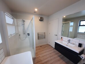 Dusche, Haartrockner, Handtücher, Toilettenpapier