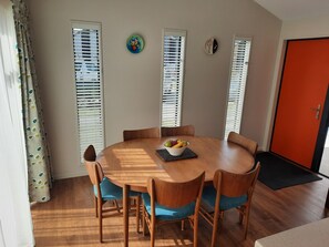 Dining - Colour on Cairnmuir - Cool and Contemporary - 3 bedroom 2 bathroom Holidayhouse  (Wānaka)