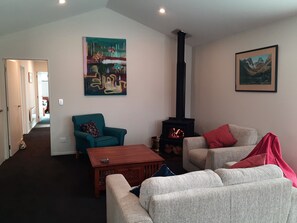 Interior - Colour on Cairnmuir - Cool and Contemporary - 3 bedroom 2 bathroom Holidayhouse  (Wānaka)