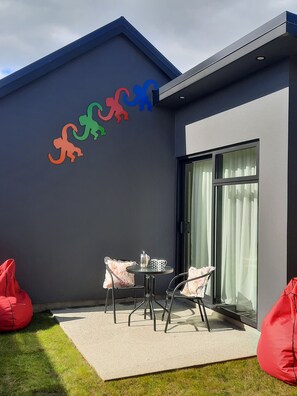 Outdoor dining - Colour on Cairnmuir - Cool and Contemporary - 3 bedroom 2 bathroom Holidayhouse  (Wānaka)