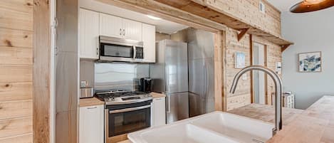 クラシック コテージ | 専用キッチン | 小型冷蔵庫、電子レンジ、食器洗い機、トースター