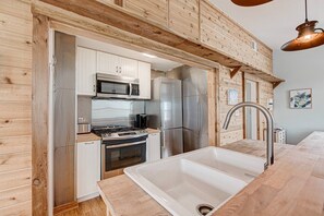 Classic Cottage | Private kitchen | Mini-fridge, microwave, dishwasher, toaster - Angler's Court (Port Aransas)