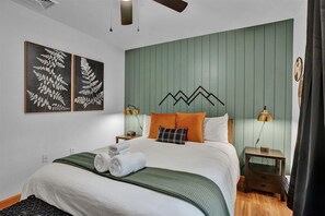 5 soverom, skrivebord, strykejern/-brett og reiseseng for barn