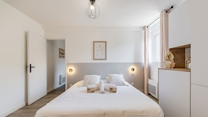A bedroom with a large bed, bedside lamps, a wardrobe, and a framed artwork on the wall. - L'hermès, Douillet et Chaleureux, Venez Vous Détendre (Segré-en-Anjou Bleu)