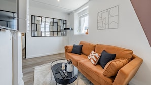 A modern living room with a sofa, a coffee table, and a TV. - L'hermès, Douillet et Chaleureux, Venez Vous Détendre (Segré-en-Anjou Bleu)
