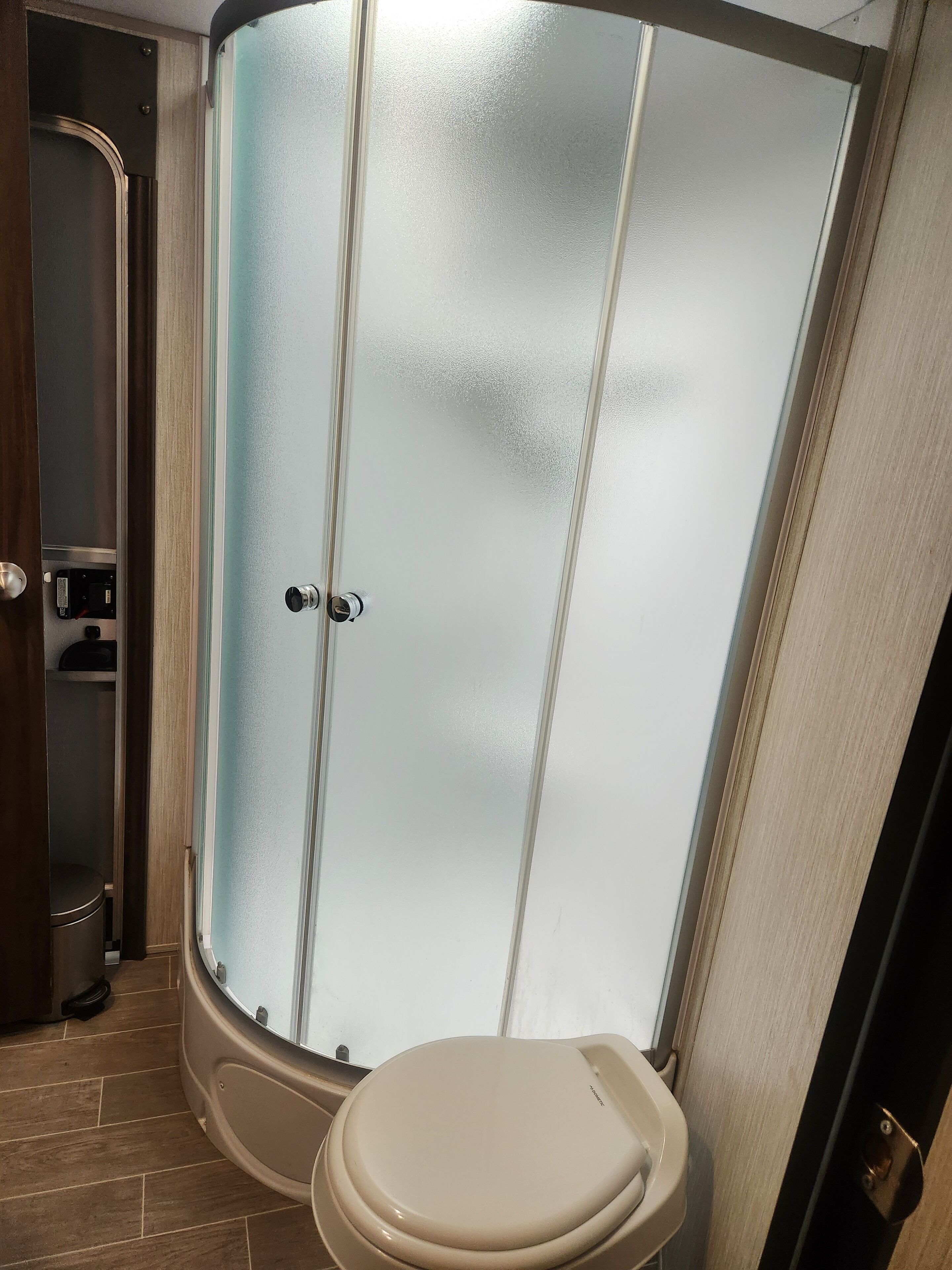 Ducha, toallas, jabón y champú