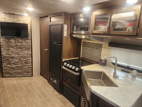 Cocina privada. Large RV in Beautiful, Natural Setting!