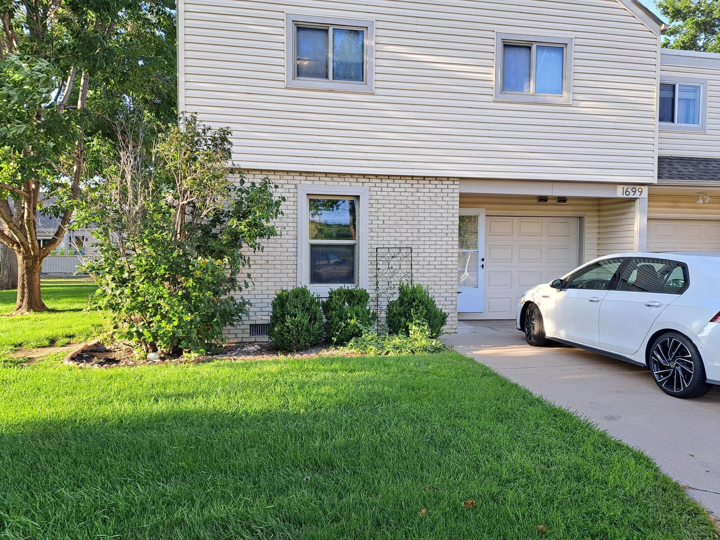 Townhouse by Kendrick Lake Park with private attached garage 