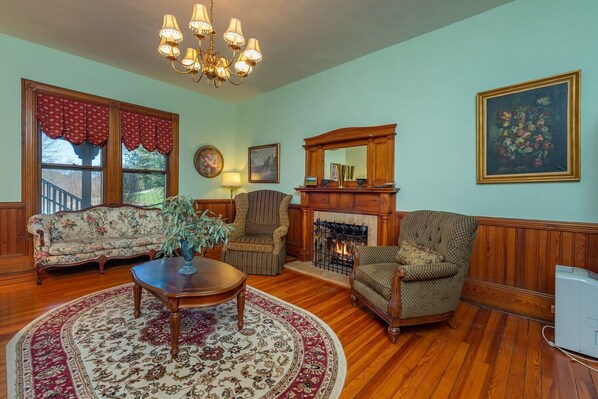 Luxury Suite | 1 bedroom, iron/ironing board, free WiFi