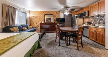 Cozy Studio w/Kitchenette Easily Accessible at Donner Lake Village