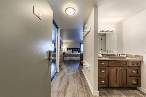 Charming Studio w/Kitchen #115 at Donner Lake Village