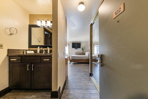 Lovely Studio w/Kitchen #122 at Donner Lake Village
