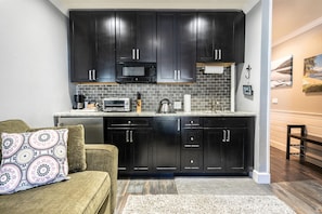 Réfrigérateur, micro-ondes, plaque de cuisson, cafetière/bouilloire